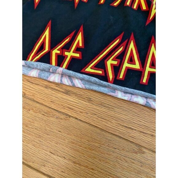 Def Leppard Women's Cropped cotton T-Shirt With Bold Graphic Print size XL - Picture 3 of 9